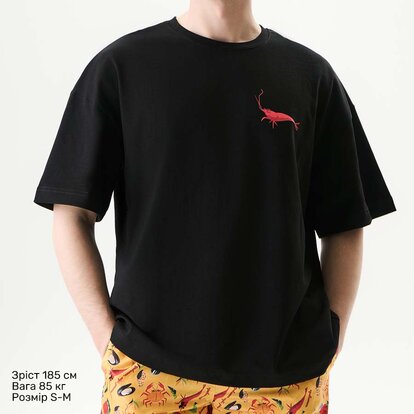 Чорна футболка Oversize Unisex RESORTER з принтом на грудях, вигляд на моделі