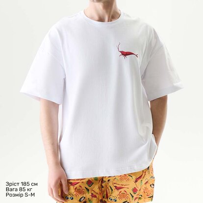 Біла футболка Oversize Unisex RESORTER з принтом на грудях, вигляд на моделі