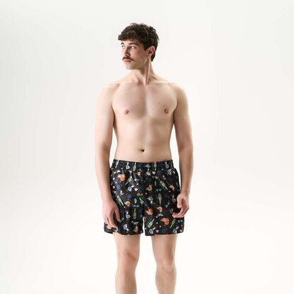 Мужчина в шортах для плавания Anatomic Shorts 2.0 Beach Rebel во время отдыха