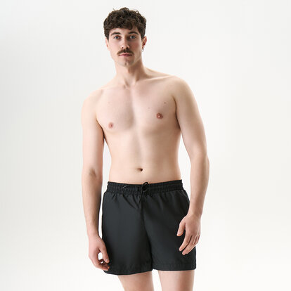 Мужчина в шортах для плавания Anatomic Shorts 2.0 New, чёрный во время отдыха