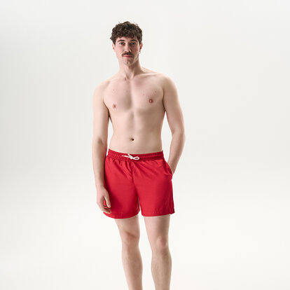 Мужчина в шортах для плавания Anatomic Shorts 2.0 New, красный во время отдыха