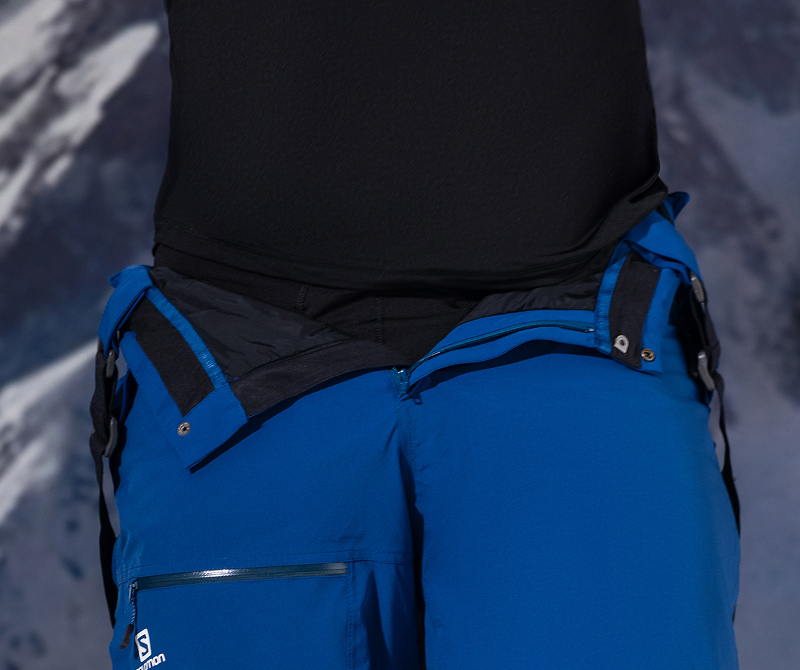 Термобелье как базовый слой одежды под спортивными штанами для сохранения тепла.