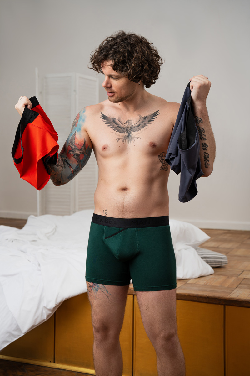 Мужская модель в спортивных зеленых боксерах MAN'S Set.