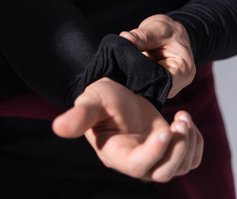 Эластичная манжета термобелья, плотно прилегающая к запястью для защиты от холода.