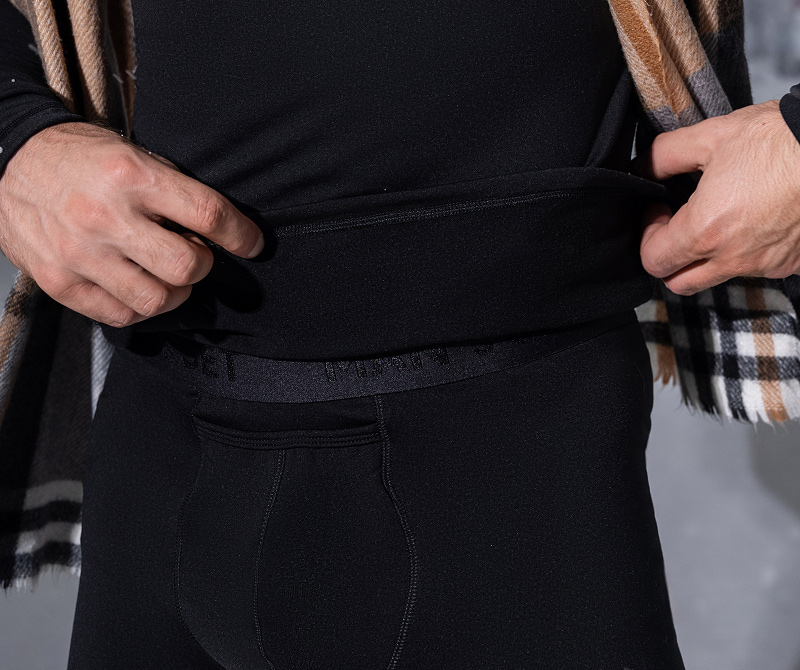 Мужской комплект термобелья из плотной ткани, облегающей тело.